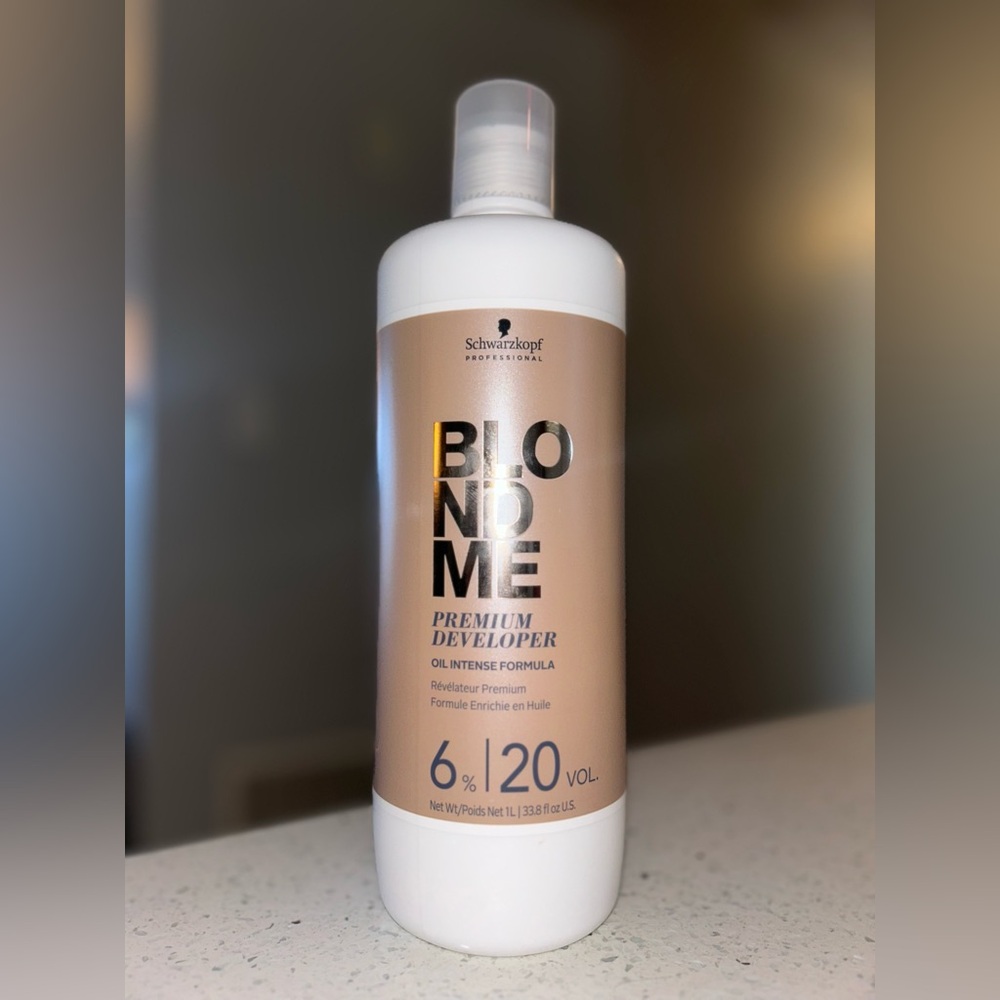 Schwarzkopf Professional 
BLONDE premium developer 20 VOL
Brand new never used.